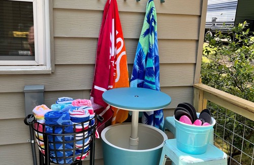 Scottsville Cottage | Quaint Family Cottage-New Spa tub with LAKE View-1 mile to Bailey’s Point