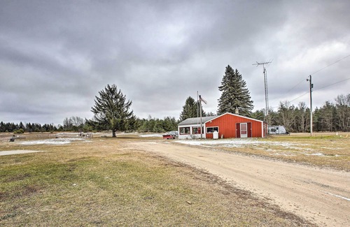 Kingsley House | Quaint Farmhouse - Hunt, Fish, & Snowmobile!