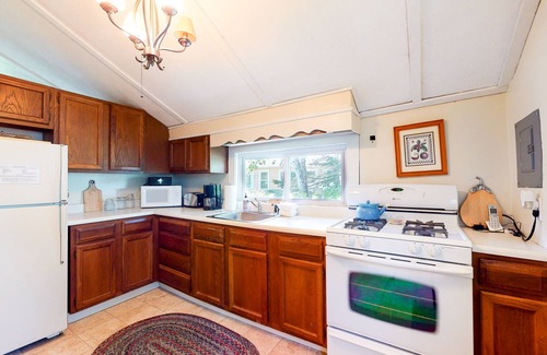 Poultney Cottage | Quaint, friendly cottage with lakefront location & water views