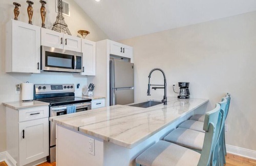 Gentilly Terrace Condo | Quaint Gentilly: 2BR, Private Guesthouse Getaway, Parking