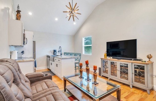 Gentilly Terrace Condo | Quaint Gentilly: 2BR, Private Guesthouse Getaway, Parking
