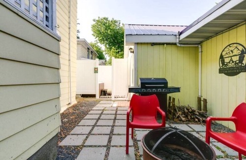 Watkins Glen Apartment | Quaint Guest House with walkable locale!