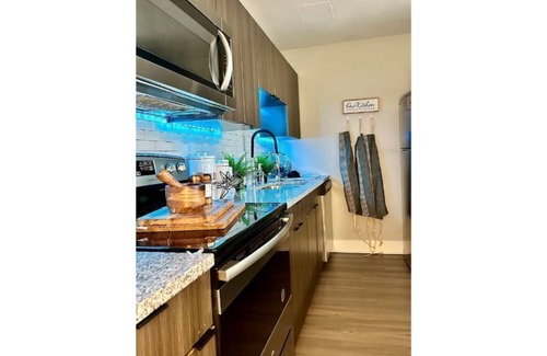 Pittsburgh Condo | Quaint HighRise Condo 3bed 2bath w/ City Views