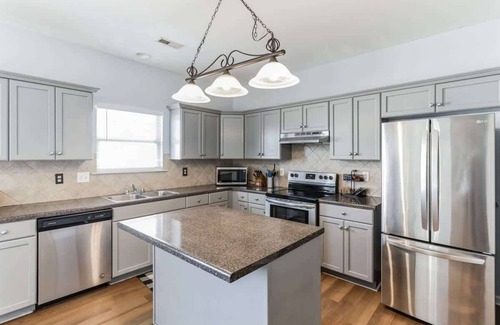 Harvest House | Quaint homey cottage style home in Harvest