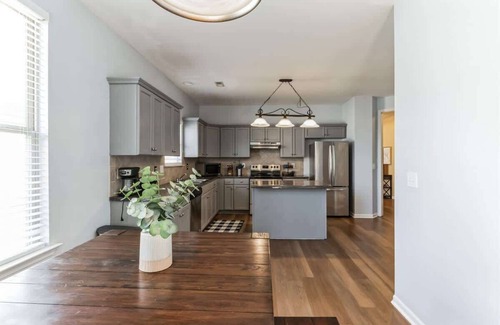 Harvest House | Quaint homey cottage style home in Harvest