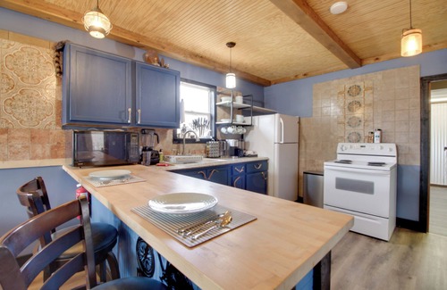 Riverton House | Quaint Ironton Getaway w/Fire Pit, Gas Grill!