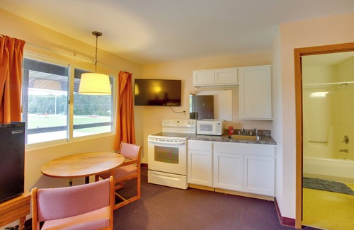 Lake City Apartment | Quaint Lake City Studio: Walk to Engelwood Beach!