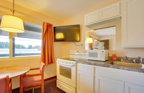 Lake City Apartment | Quaint Lake City Studio: Walk to Engelwood Beach!