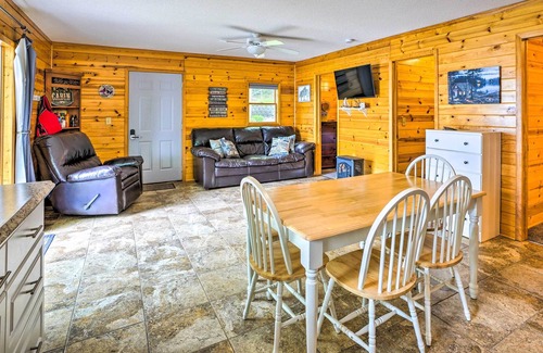 Madison Lake Cabin | Quaint Lake Jefferson Cabin w/Deck & Gas Grill!