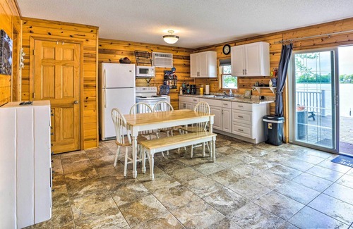 Madison Lake Cabin | Quaint Lake Jefferson Cabin w/Deck & Gas Grill!