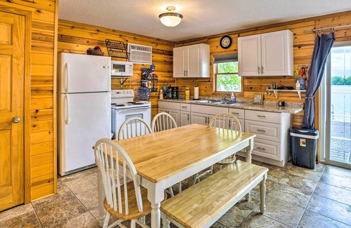 Madison Lake Cabin | Quaint Lake Jefferson Cabin w/Deck & Gas Grill!
