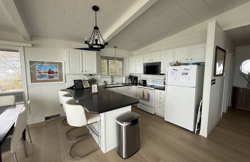 Fennville Cottage | Quaint lakefront cottage w/private hot tub, firepit, & beautiful sunset views