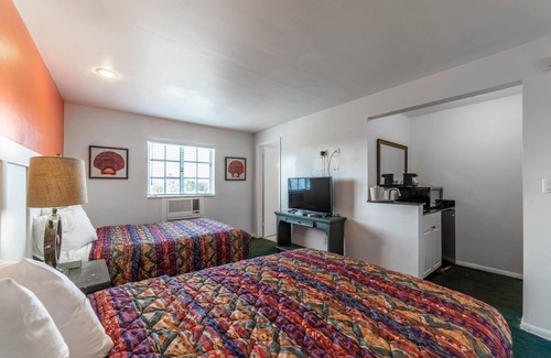 Everglades City Hotel | Quaint, Lakeside Standard Hotel Room with Kitchenette