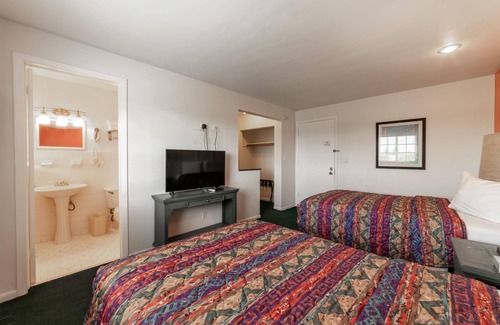 Everglades City Hotel | Quaint, Lakeside Standard Hotel Room with Kitchenette