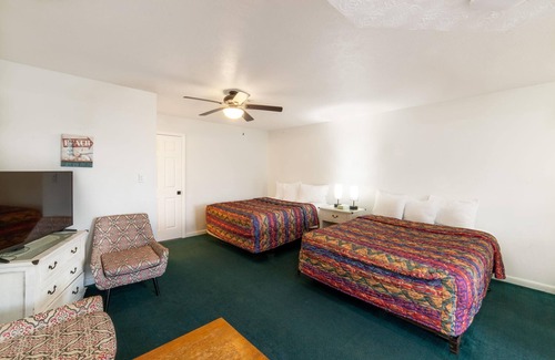 Everglades City Hotel | Quaint, Lakeside Family Suite with Kitchen and Porch