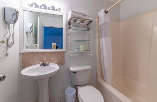 Everglades City Hotel | Quaint, Lakeside Family Suite with Kitchen and Porch