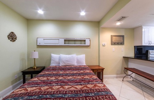 Everglades City Hotel | Quaint, Lakeside Family Suite with Deluxe Kitchen and Porch