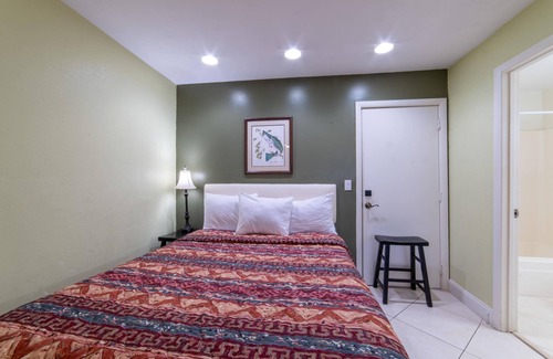 Everglades City Hotel | Quaint, Lakeside Family Suite with Deluxe Kitchen and Porch