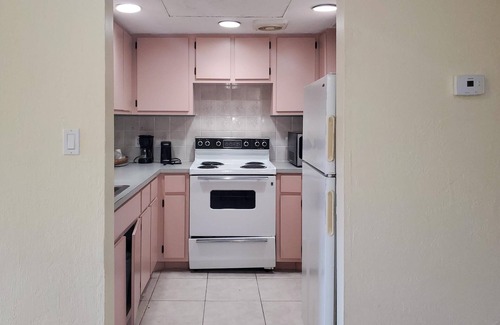 Everglades City Hotel | Quaint, Lakeside Queen Suite with Kitchen