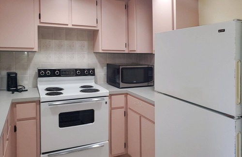 Everglades City Hotel | Quaint, Lakeside Queen Suite with Kitchen
