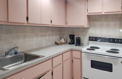 Everglades City Hotel | Quaint, Lakeside Queen Suite with Kitchen
