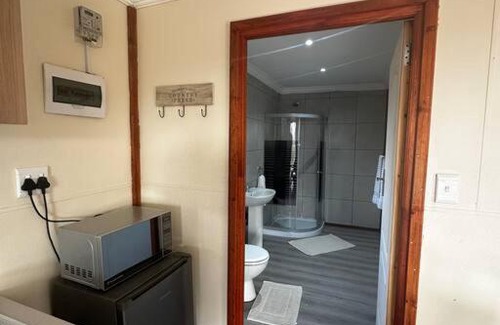 Lanseria Apartment | Quaint Log Cabin