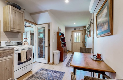 Walpole Apartment | Quaint Maine apartment with water views, well-equipped kitchenette, deck, & AC