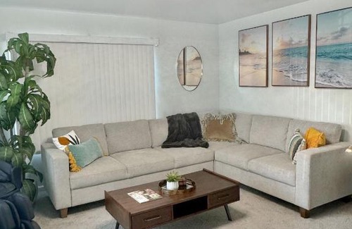 Ventura House | Quaint Mid-Century Cottage by the Coast
