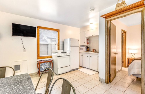 Nahcotta House | Quaint motel suite with kitchenette, golf nearby, and sofa bed