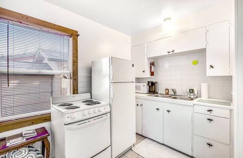Nahcotta House | Quaint motel suite with kitchenette, golf nearby, and sofa bed
