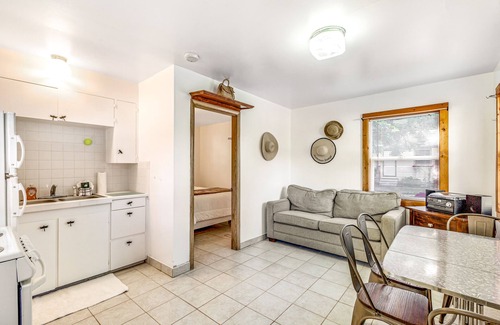 Nahcotta House | Quaint motel suite with kitchenette, golf nearby, and sofa bed