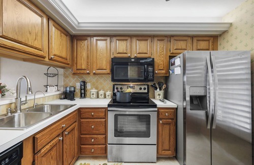 Hammock Bay Condo | Quaint Naples condo w/pool & short drive to Marco