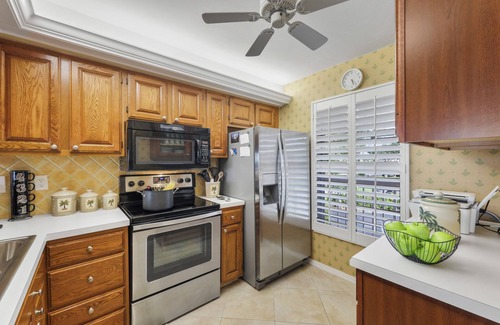 Hammock Bay Condo | Quaint Naples condo w/pool & short drive to Marco