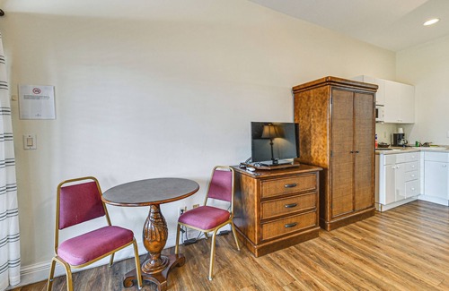 Naples Condo | Quaint Naples Studio w/Community Fitness Center