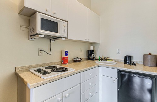 Naples Condo | Quaint Naples Studio w/Community Fitness Center