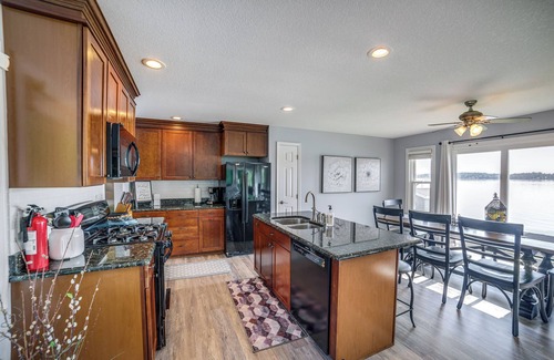 Onondaga Cottage | Quaint Olivet Cabin w/Patio on Duck Lake!