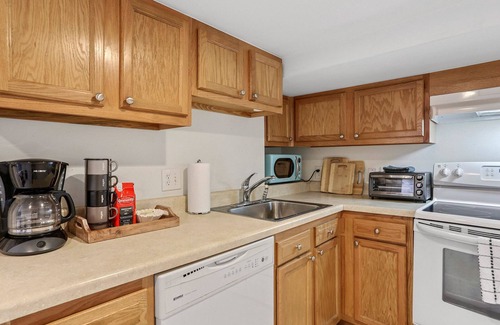 Fairgrounds Apartment | Quaint one bedroom blocks from city park and the fairgrounds