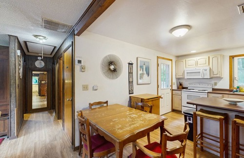 Oak Bluffs House | Quaint, ranch style home in Oak Bluffs with central air
