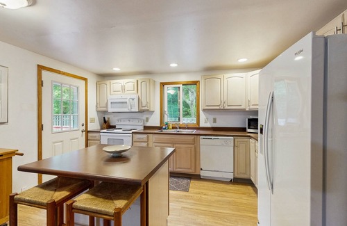 Oak Bluffs House | Quaint, ranch style home in Oak Bluffs with central air