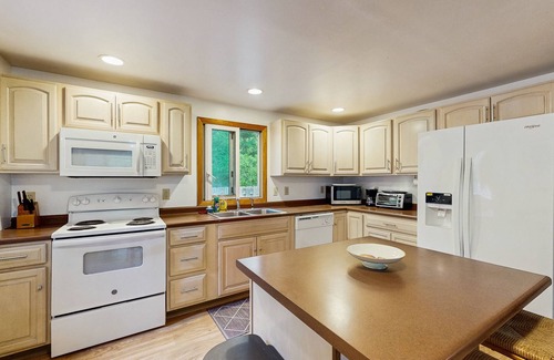 Oak Bluffs House | Quaint, ranch style home in Oak Bluffs with central air