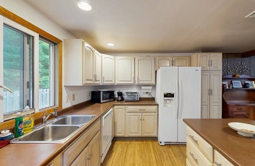 Oak Bluffs House | Quaint, ranch style home in Oak Bluffs with central air