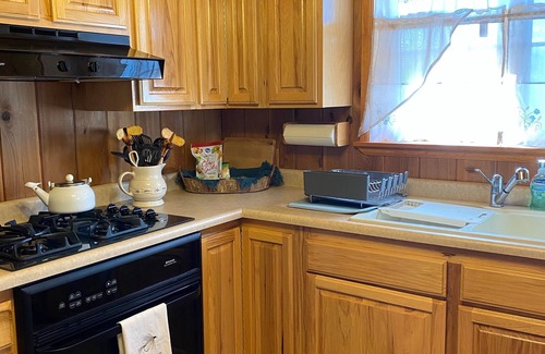Ennis House | Quaint Riverfront Cabin