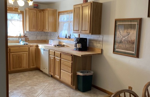 Ennis House | Quaint Riverfront Cabin