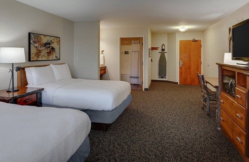 Quincy Hotel | Quaint Riverside Retreat w/Indoor-Outdoor Pool! Free On-site Parking