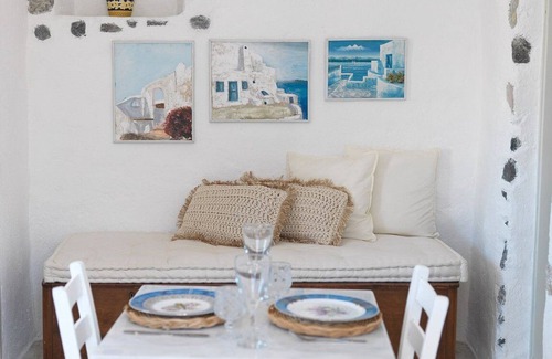 Exo Gonia Villa | Quaint Santorini Villa | Blue House | 1 Bedroom | Perfect Romantic Couples.