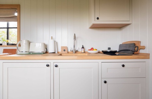 Bledington Cottage | Quaint shepherd's hut with beautiful views of the Cotswold countryside - The Sheiling