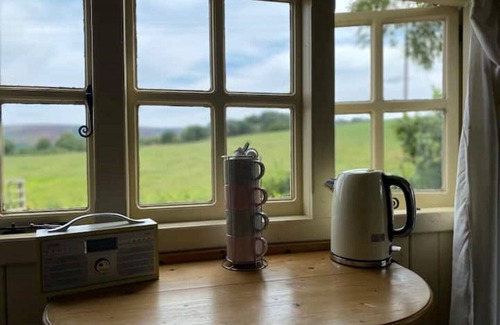 Pontesbury Cabin | Quaint Shepherds Hut with a beautiful view.