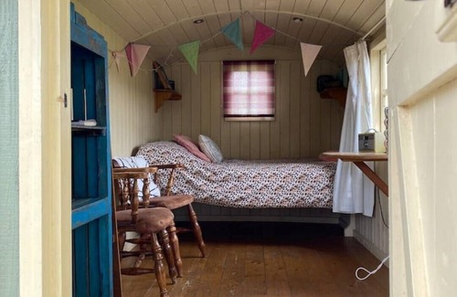 Pontesbury Cabin | Quaint Shepherds Hut with a beautiful view.