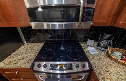 Second Ward Apartment | Quaint Studio in First Wardn