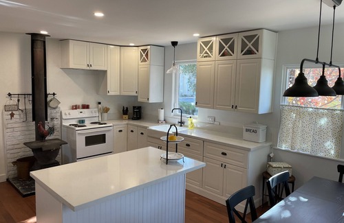 Murphys House | Quaint two bedroom residential home with wood stove